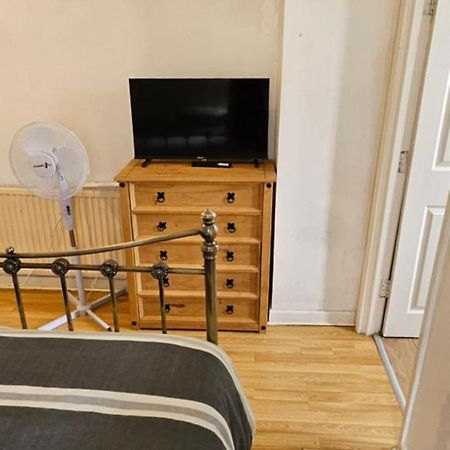 No Frills & Nothing Fancy 1 Bed Studio City Centre Cardiff Exterior foto